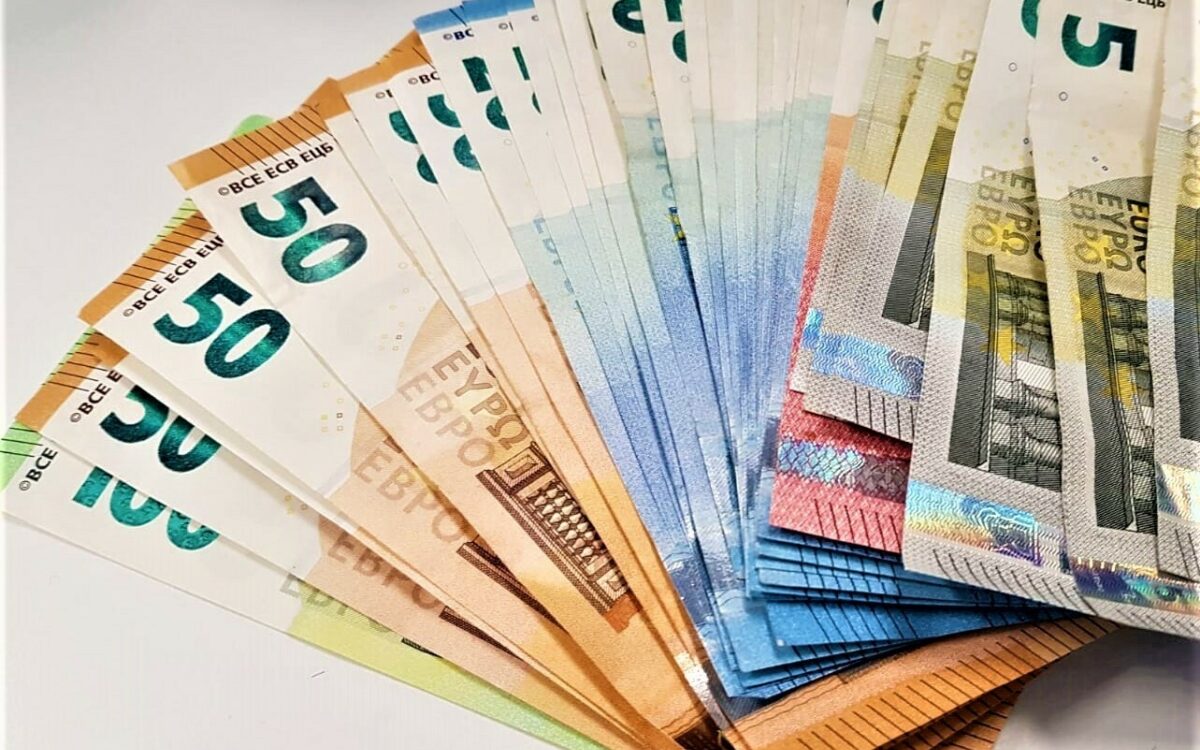 Viele Bargeldscheine aufgefächert auf einem Haufen Viele Bargeldscheine aufgefächert auf einem Haufen